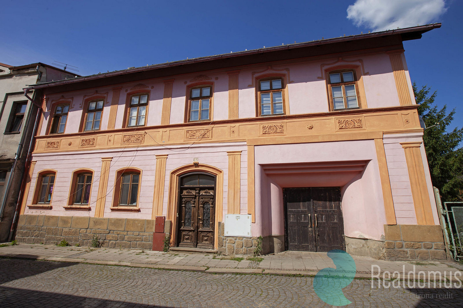 Prodej nájemního domu, činžáku 230 m² — photo 2