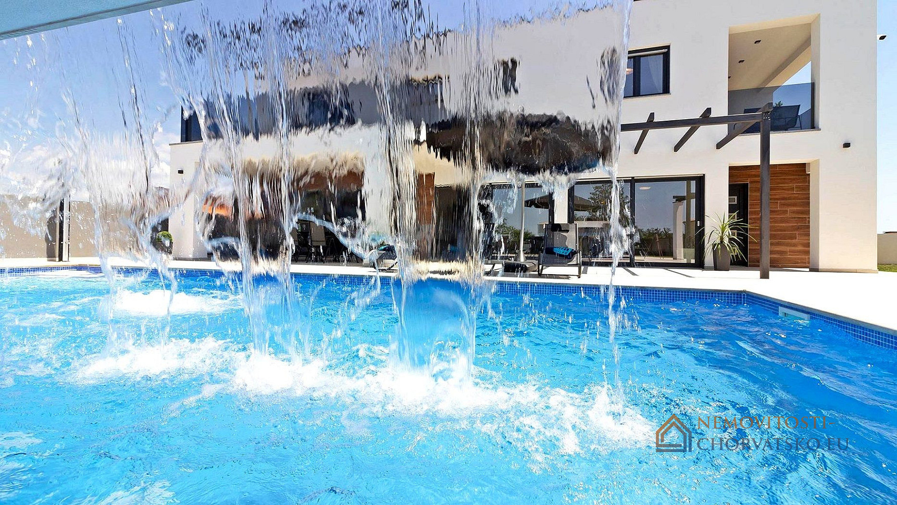 Prodej domu 280 m² s pozemkem 692 m² - Widok 2