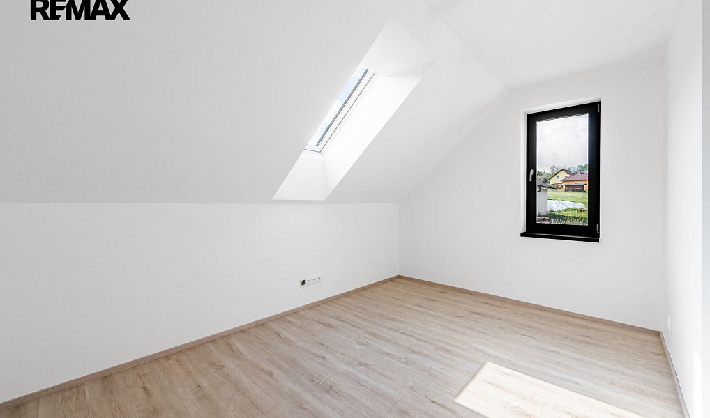 Prodej bytu 4+kk 91 m², Jince – náhled fotky 21