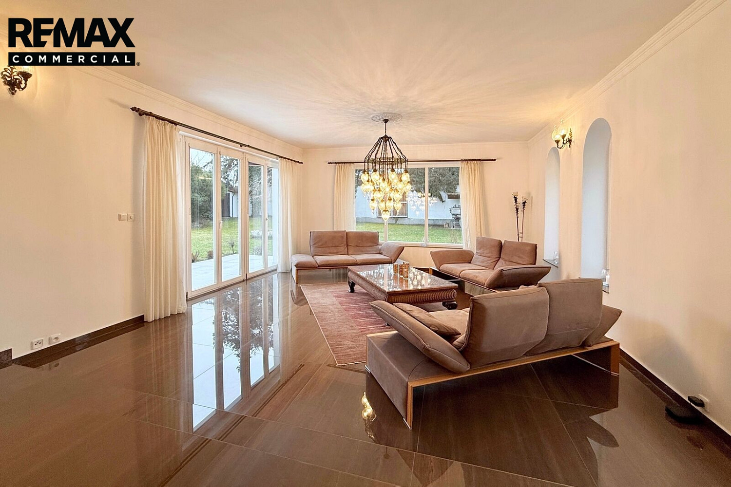 Prodej domu 355 m² s pozemkem 905 m² – fotografie 2