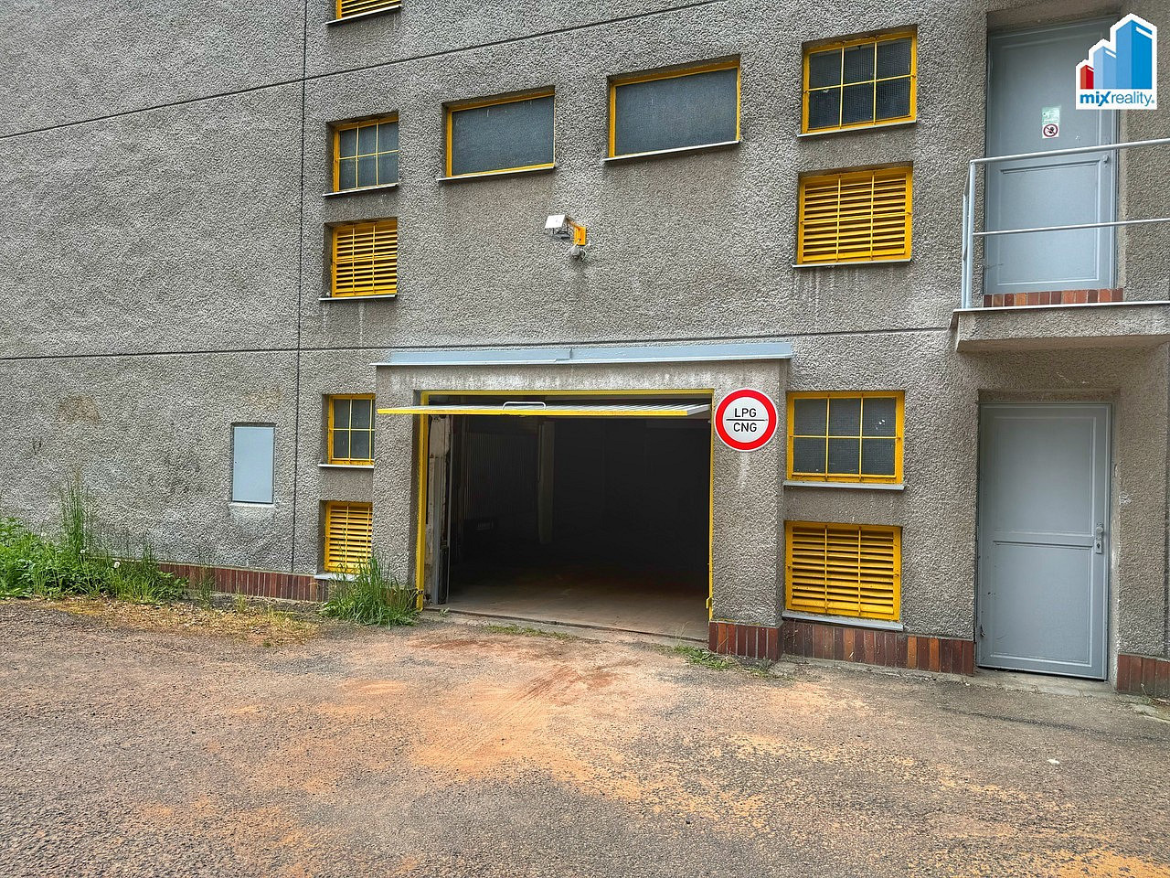 Prodej - garáže 14 m2 v garážovém domě, plzeň ke špitálskému lesu — photo 3