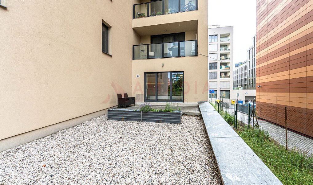 Prodej bytu 1+kk 80 m², Praha – náhled fotky 15