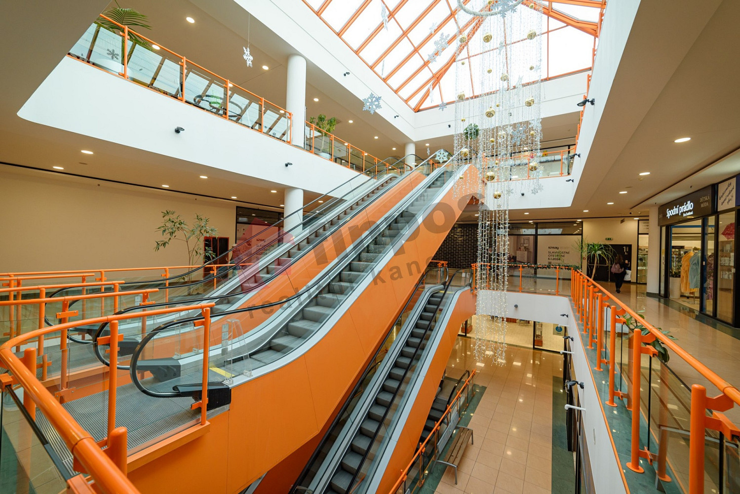 Pronájem obchodních prostor 107 m² – fotografie 3