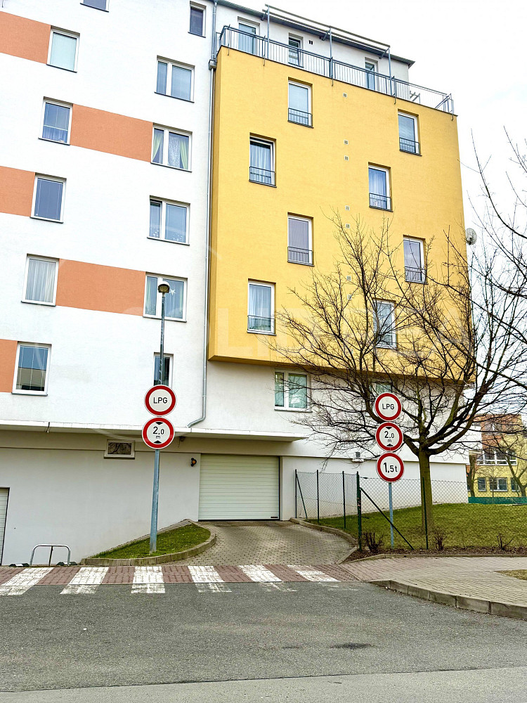 Pronájem krytého garážového stání Praha- Letňany