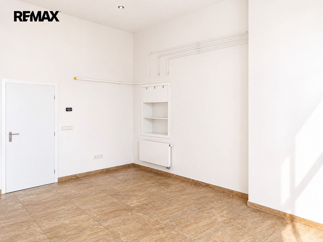 Pronájem obchodních prostor 30 m² — photo 4