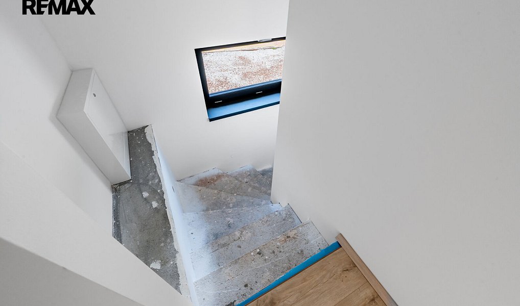 Prodej bytu 4+kk 90 m², Jince – náhled fotky 22