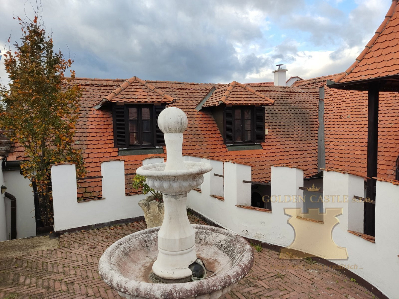 Prodej domu 350 m² s pozemkem 393 m² - View 2