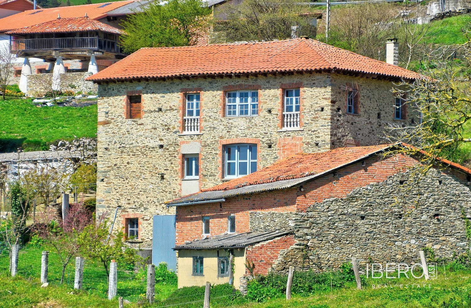 Prodej domu 350 m² s pozemkem 10 715 m²