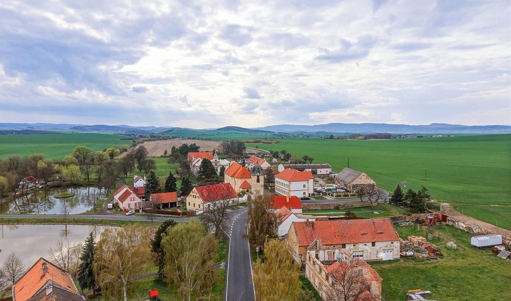 Prodej stavebního pozemku 1 921 m², Veliká Ves – náhled fotky 2