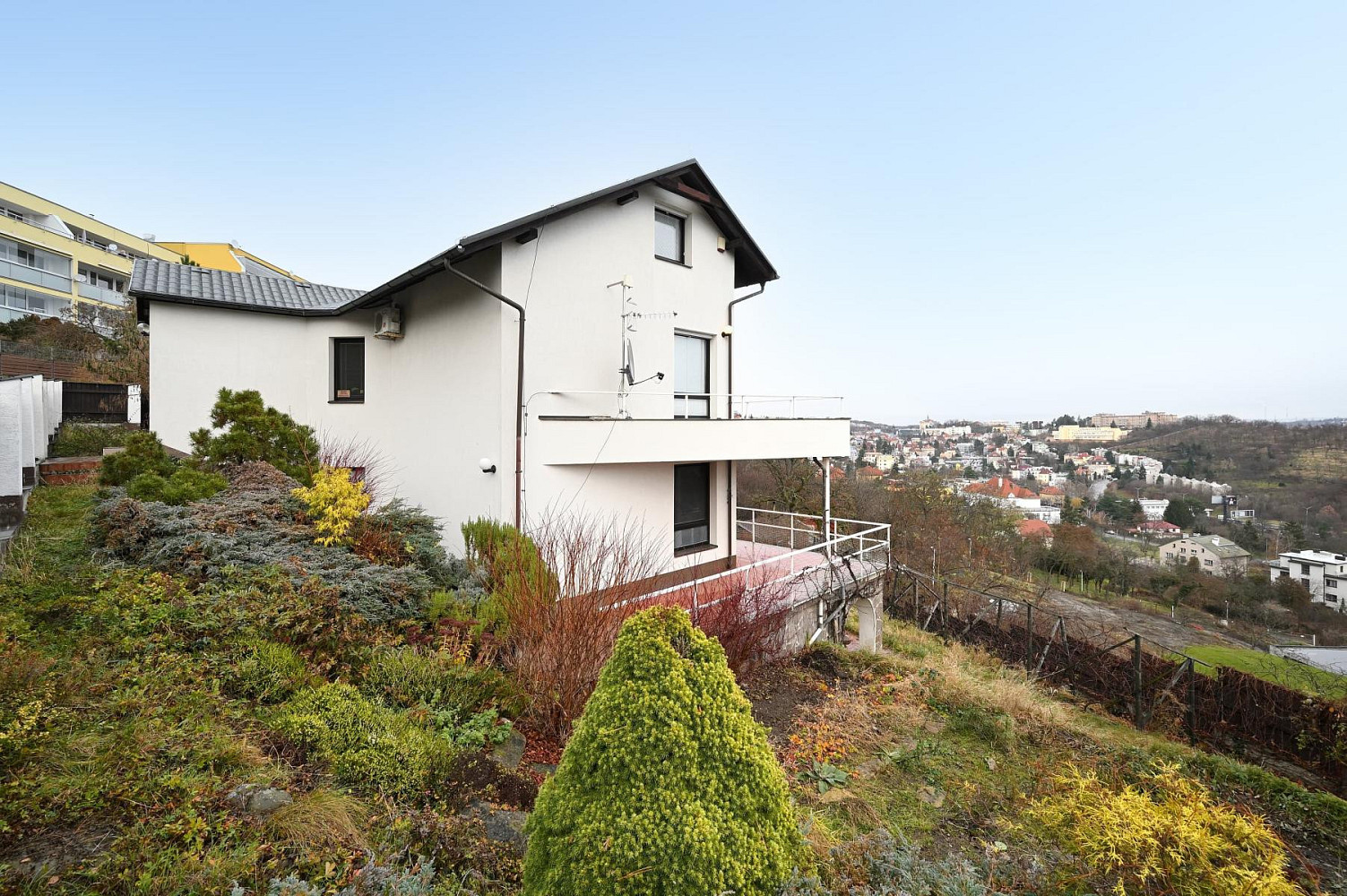 Pronájem domu 330 m² s pozemkem 885 m²