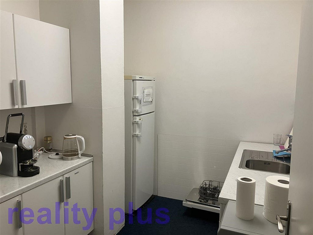 Pronájem kanceláře 584 m² – fotografie 4