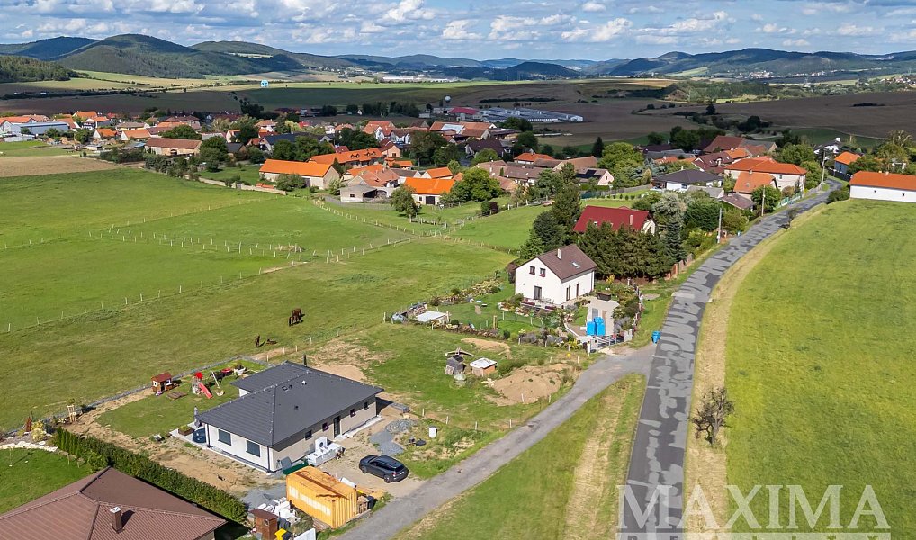 Prodej stavebního pozemku 1 000 m², Chlustina – náhled fotky 3