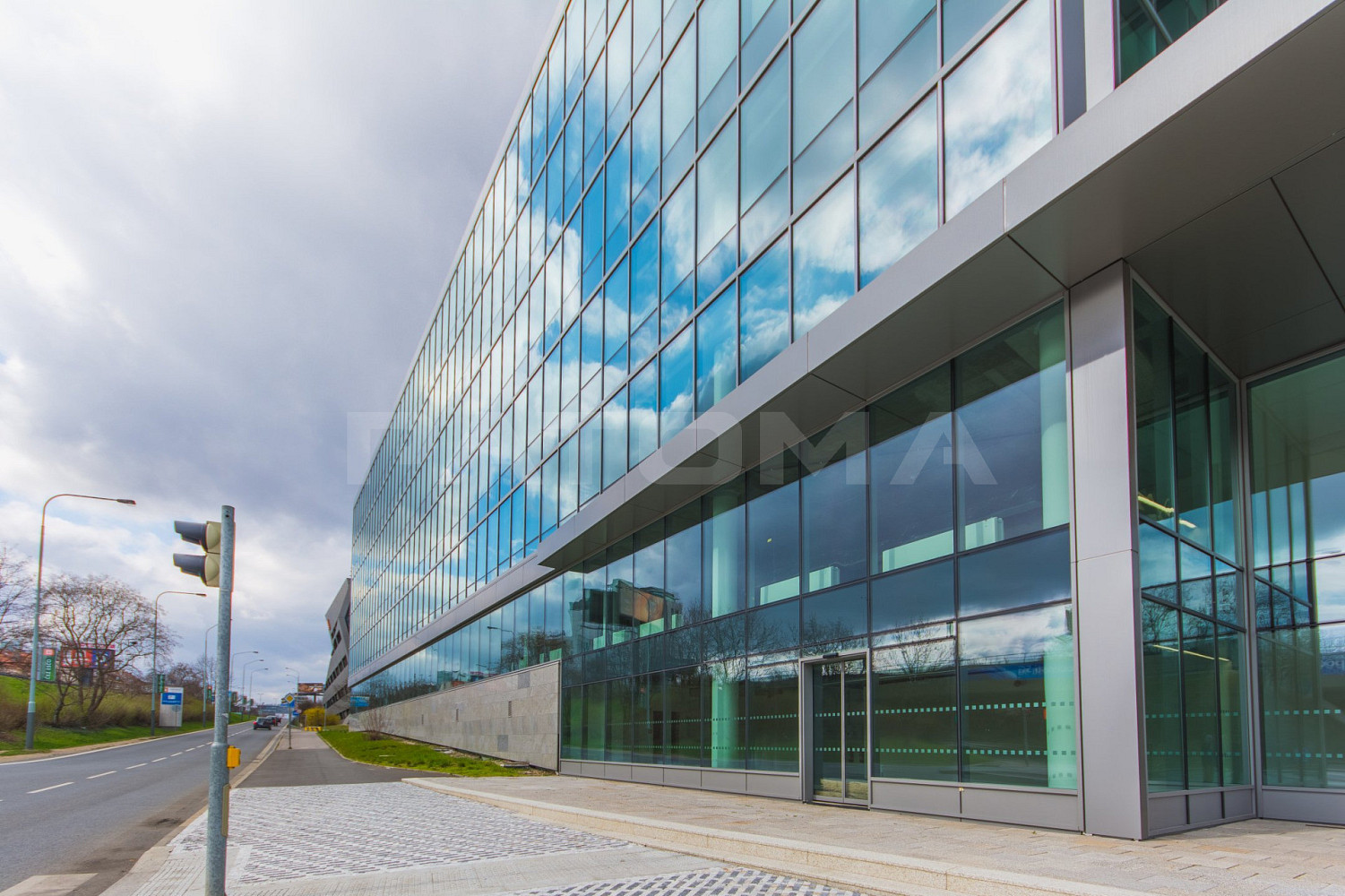 Pronájem kanceláře 443 m² – pohled 2