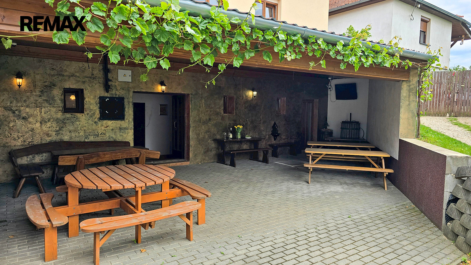 Vinný sklep s rozestavěným ubytováním – pohled 2