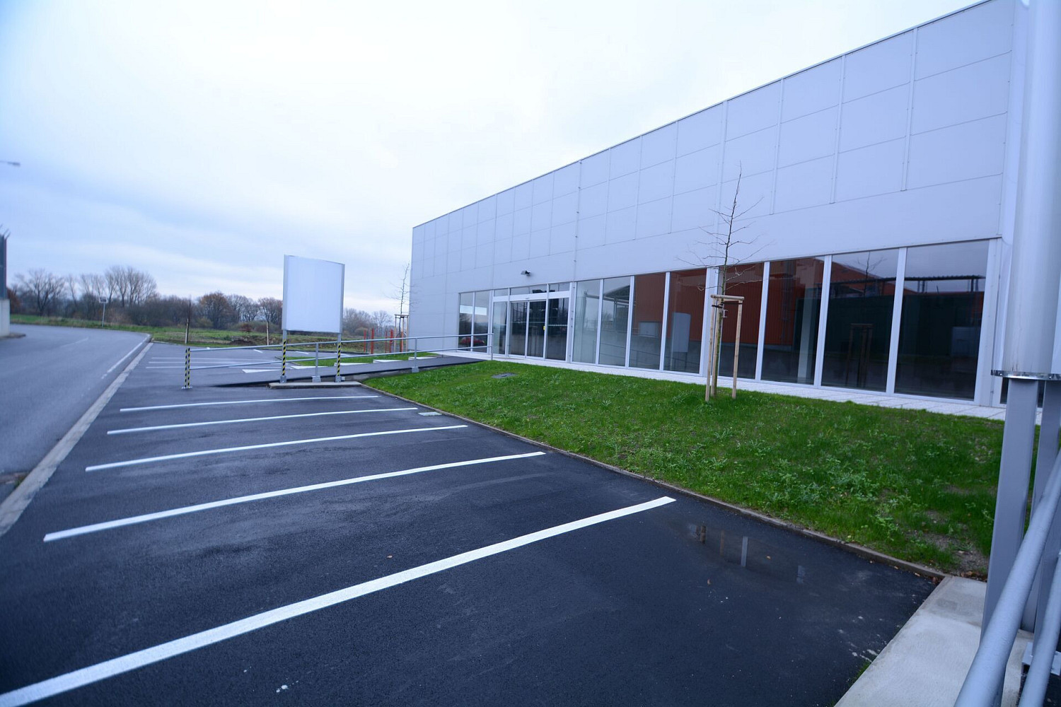 Pronájem obchodních prostor 698 m² – fotografie 2