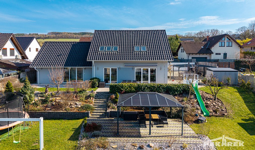 Prodej domu 179 m² s pozemkem 1 078 m², Skuhrov – fotka 1 z 39