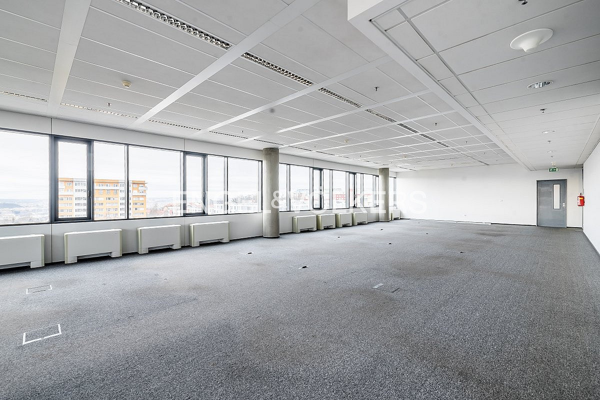 Pronájem kanceláře 606 m² – fotografie 2
