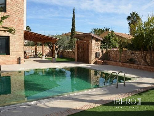 Prodej domu 1 564 m² s pozemkem 971 m²