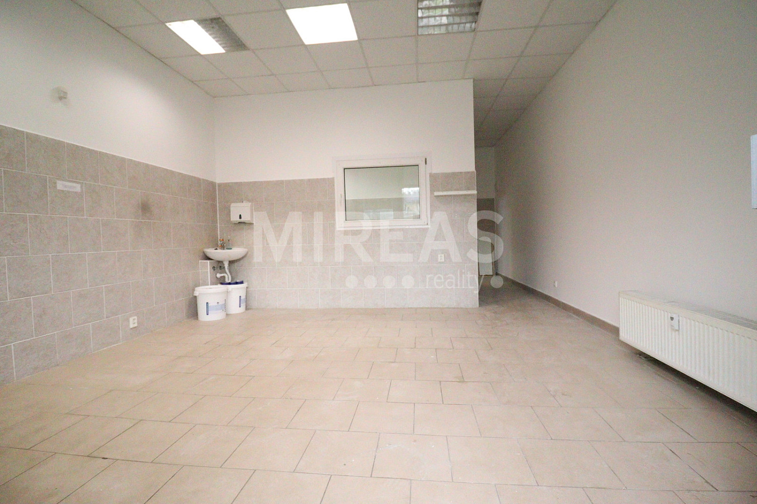 Pronájem obchodních prostor 47 m² — photo 4