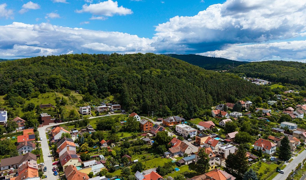 Prodej stavebního pozemku 1 276 m², Kuřim – náhled fotky 3