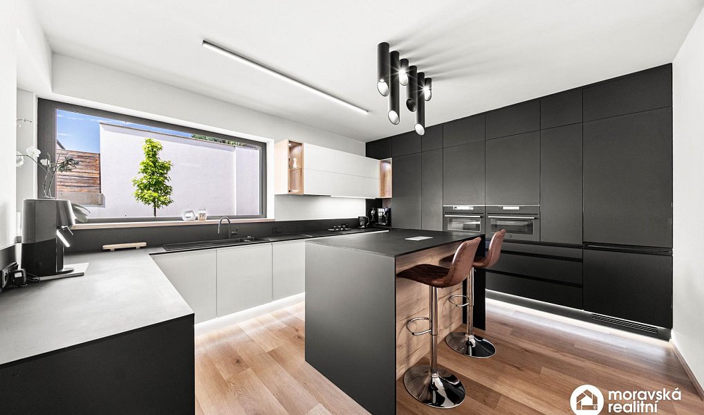 Prodej domu 199 m² s pozemkem 700 m², Hajany – náhled fotky 2