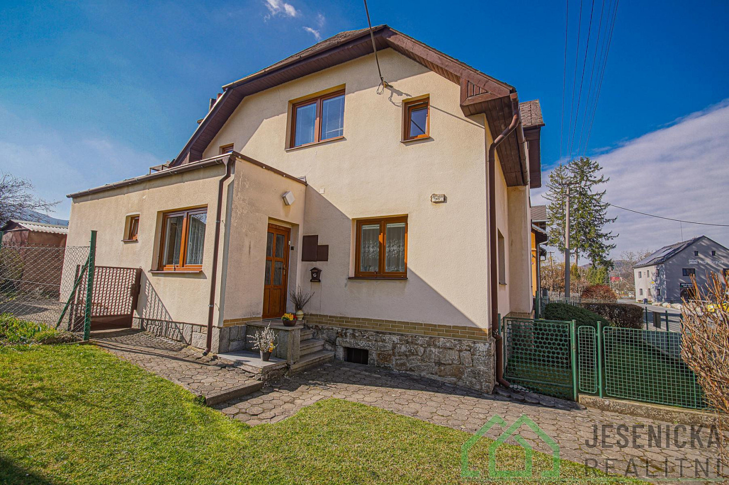 Prodej domu 144 m² s pozemkem 964 m² – fotografie 2