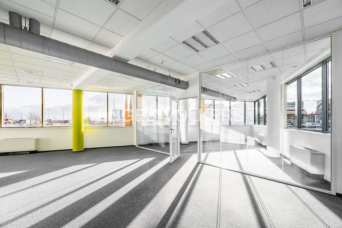 Pronájem kanceláře 974 m² – fotografie 2