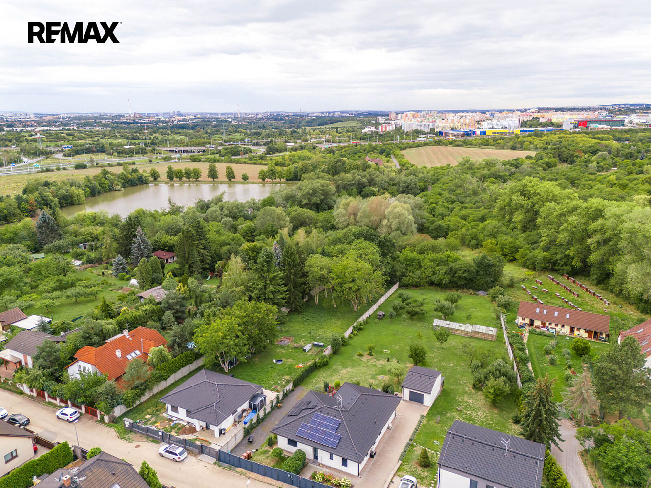 Prodej stavebního pozemku 1 033 m² – fotografie 2