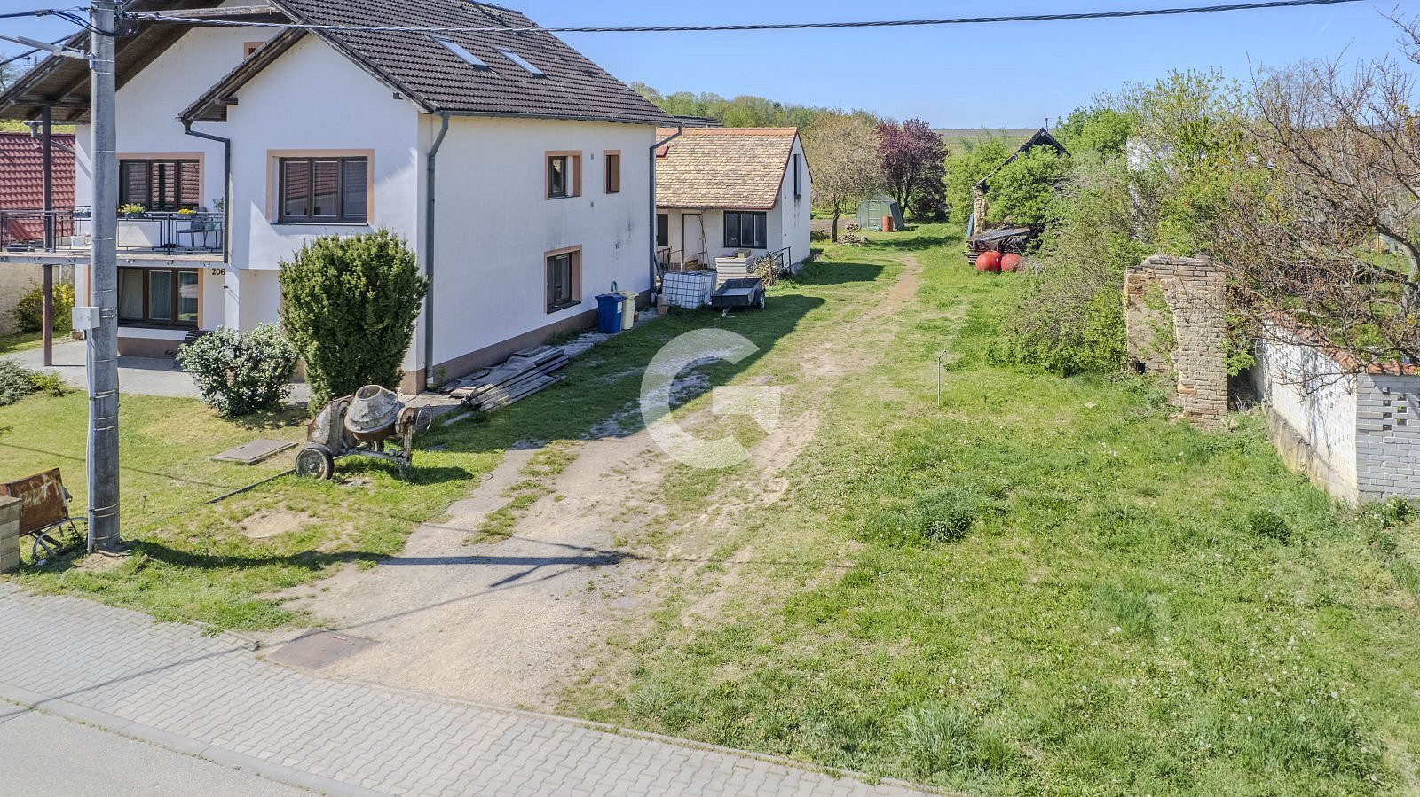 Pozemek 728 m² ve Vrbovci klidné místo pro výstavbu rodinného domu, kompletní sítě – pohled 2