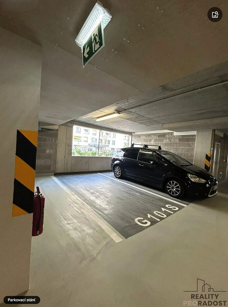 Pronájem garáže 17 m2 Pod Harfou, Praha - Vysočany