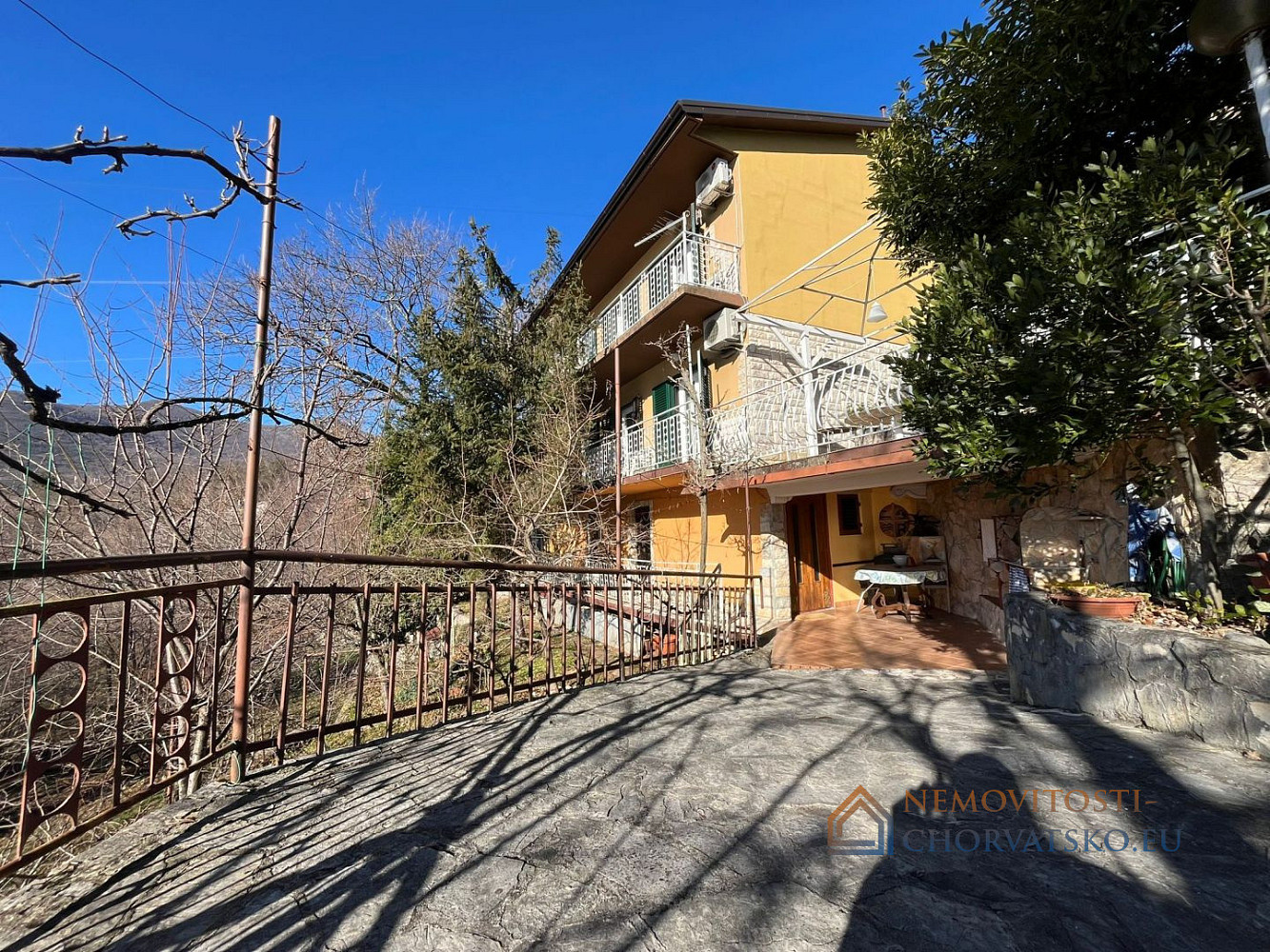 Prodej domu 250 m² s pozemkem 1 340 m² - Aanzicht 2