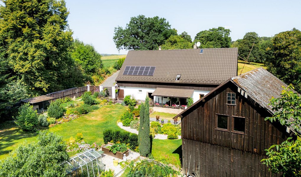 Prodej domu 300 m² s pozemkem 3 679 m², Luby – náhled fotky 2