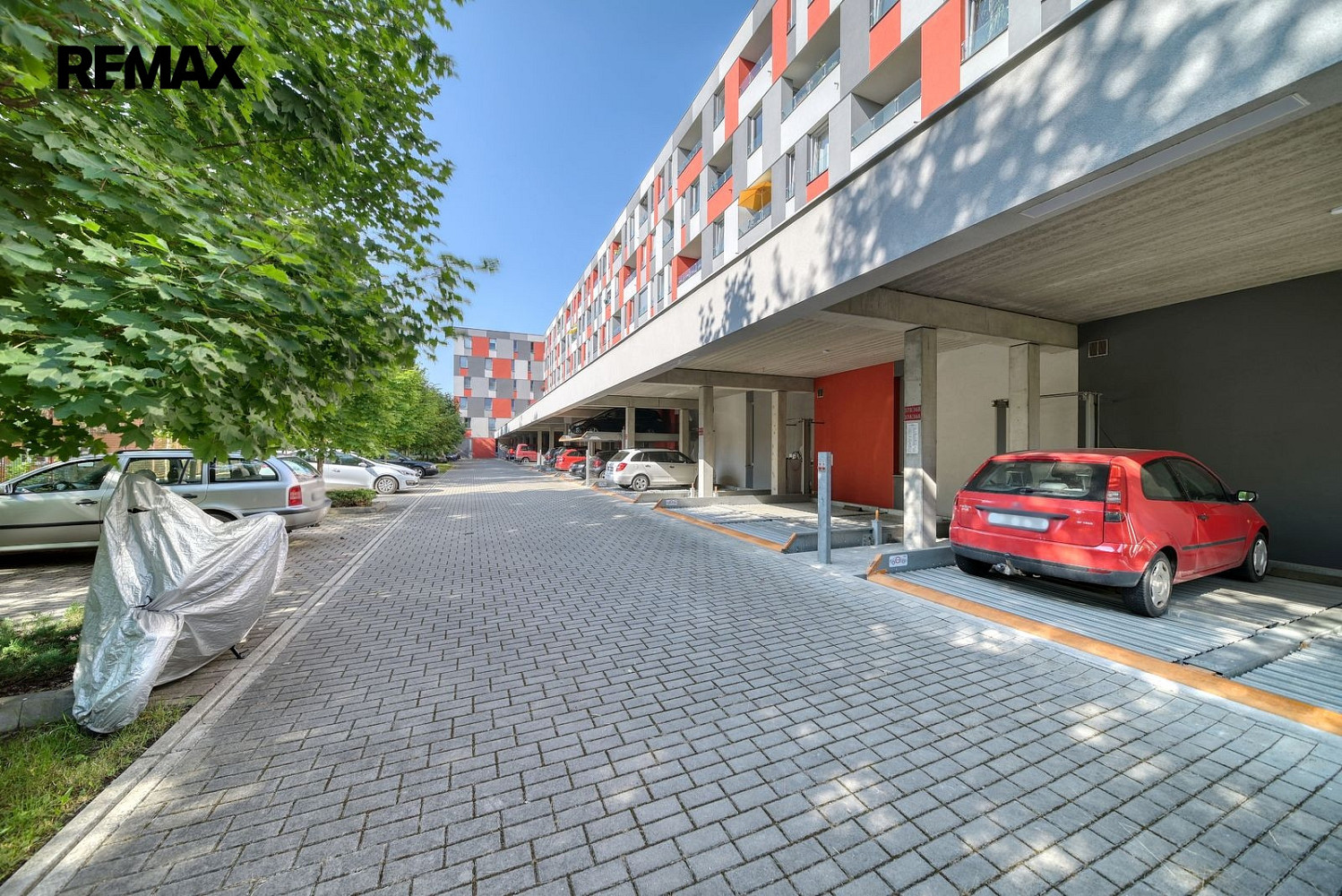 Pronájem parkovacího stání v bytovém domě planets kolín, roháčova ulice — photo 2