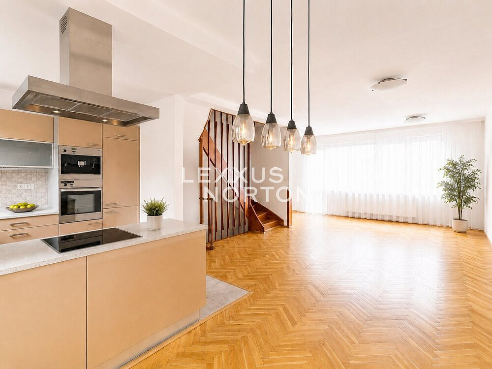 Pronájem domu 172 m² s pozemkem 295 m²