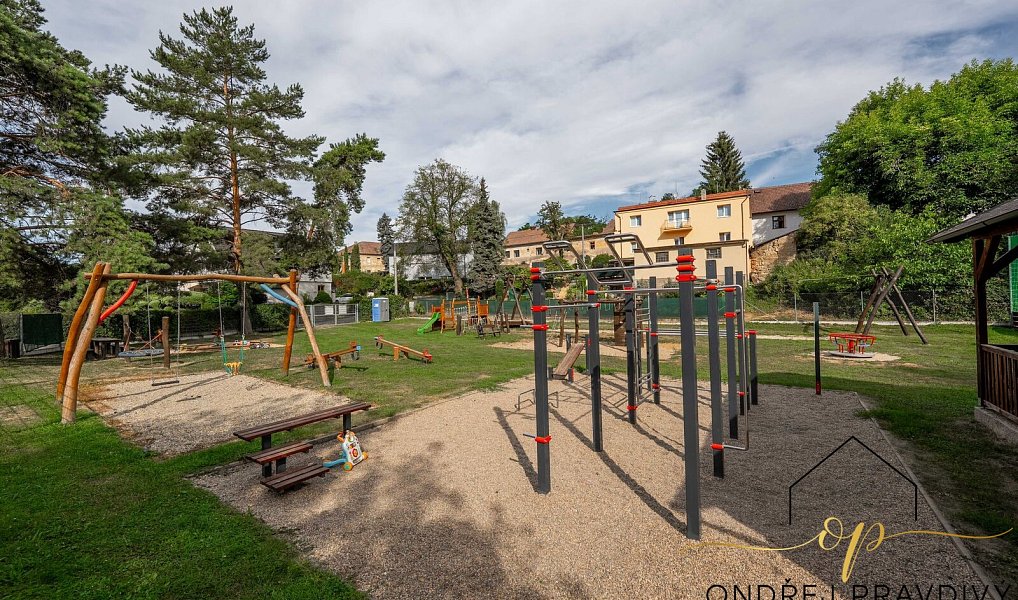 Prodej stavebního pozemku 1 601 m², Statenice – náhled fotky 21