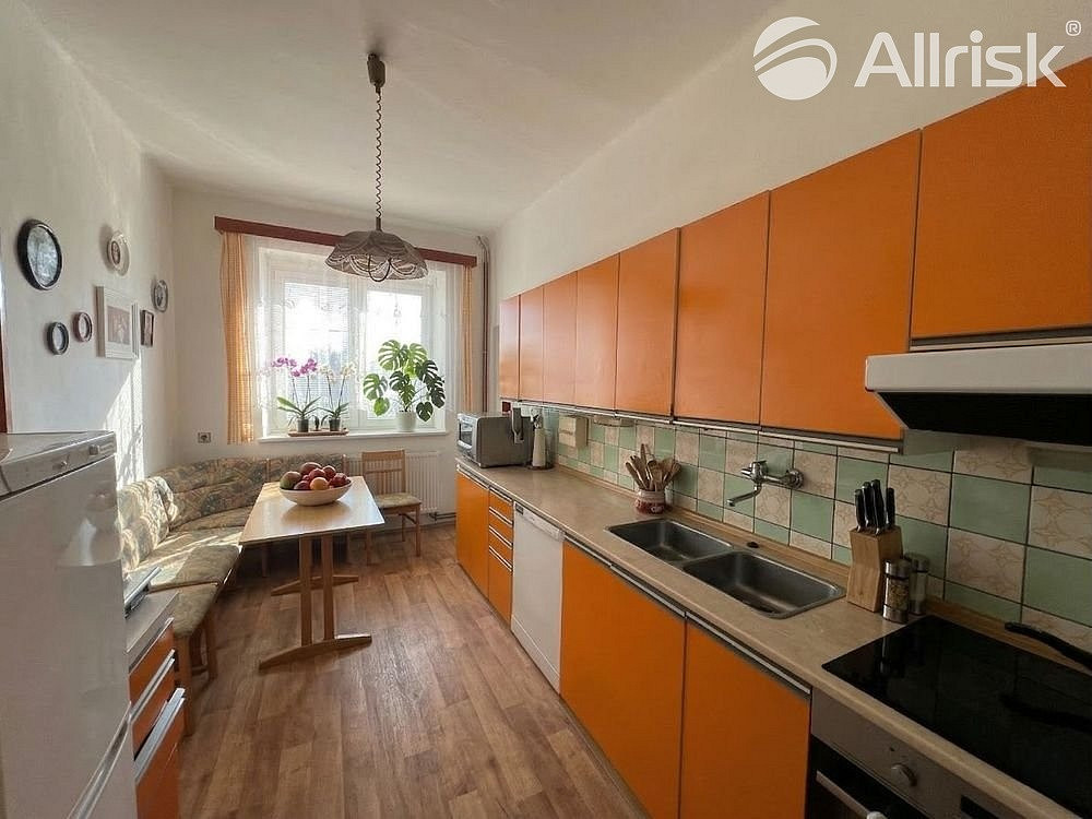Prodej domu 345 m² s pozemkem 713 m² - Widok 2
