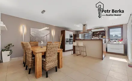 Prodej domu 308 m² s pozemkem 1 455 m², Na Jaroši, Předboj, okres Praha-východ