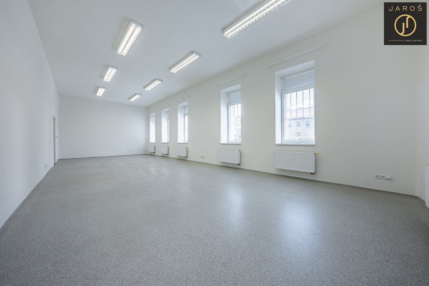 Prodej kanceláře 851 m² – fotografie 2