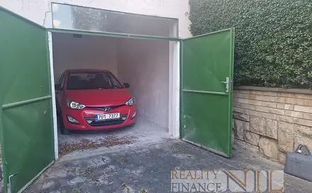 Nabízíme k prodeji pěknou prostornou garáž, Karlovarská, Plzeň - Severní Předměstí