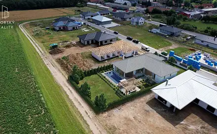 Prodej stavebního pozemku 1 044 m², Sukorady