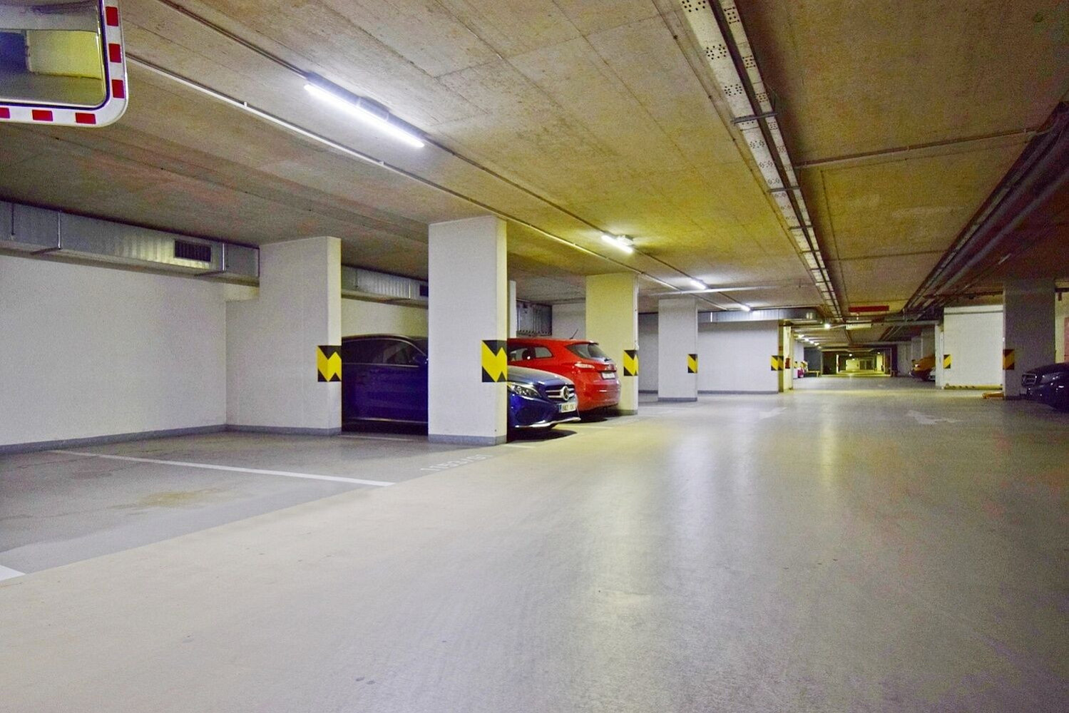 Garážové stání v bytovém domě u nádraží Libeň, ulice Podkovářská, Praha 9 - Vyso – fotografie 3