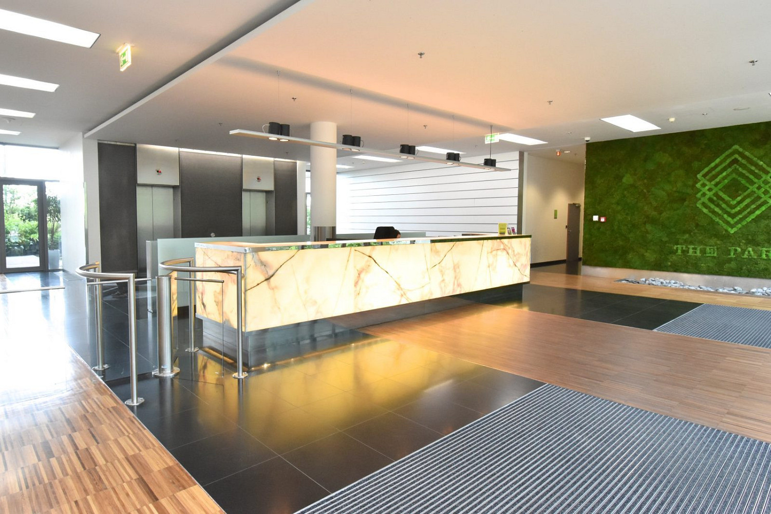 Pronájem kanceláře 1 057 m² – fotografie 2
