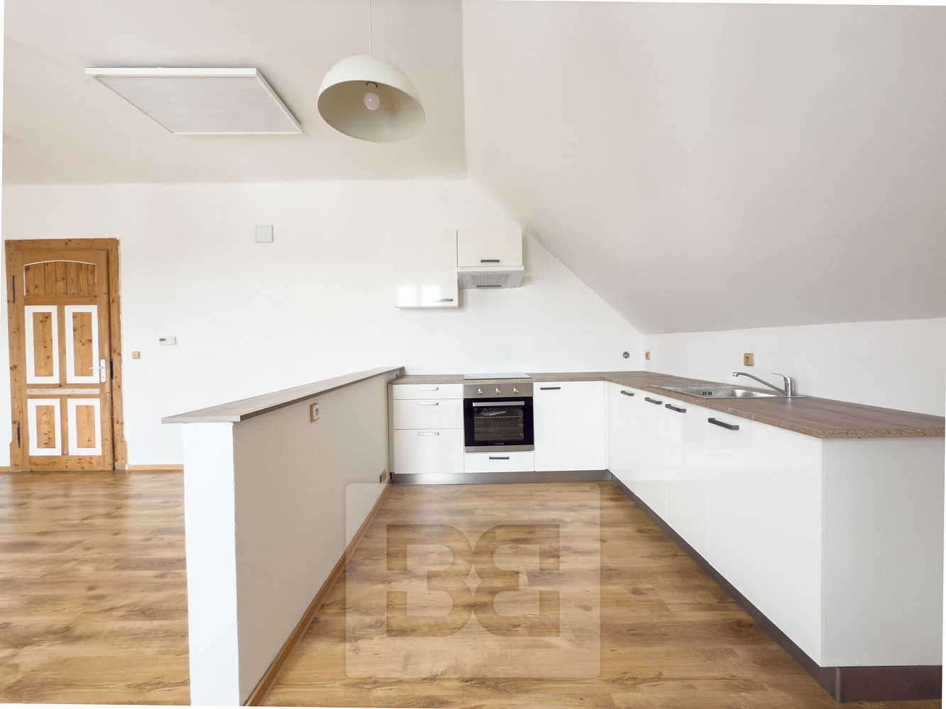 Pronájem bytu 3+kk 81 m² – pohled 3