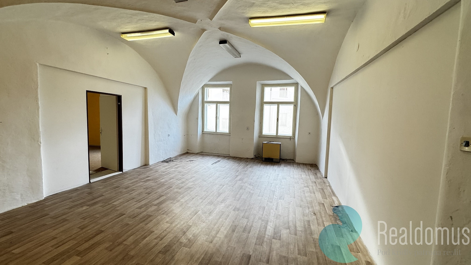 Pronájem kanceláře 200 m² — photo 2