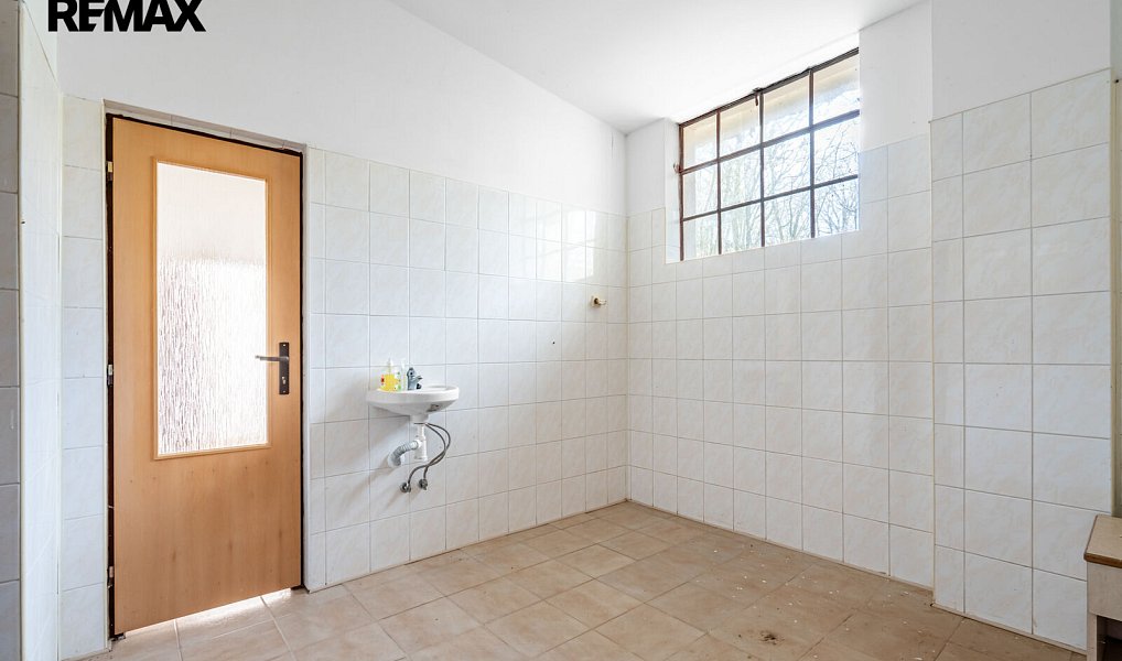 Prodej zemědělského objektu 951 m², Hluboké Dvory – náhled fotky 19