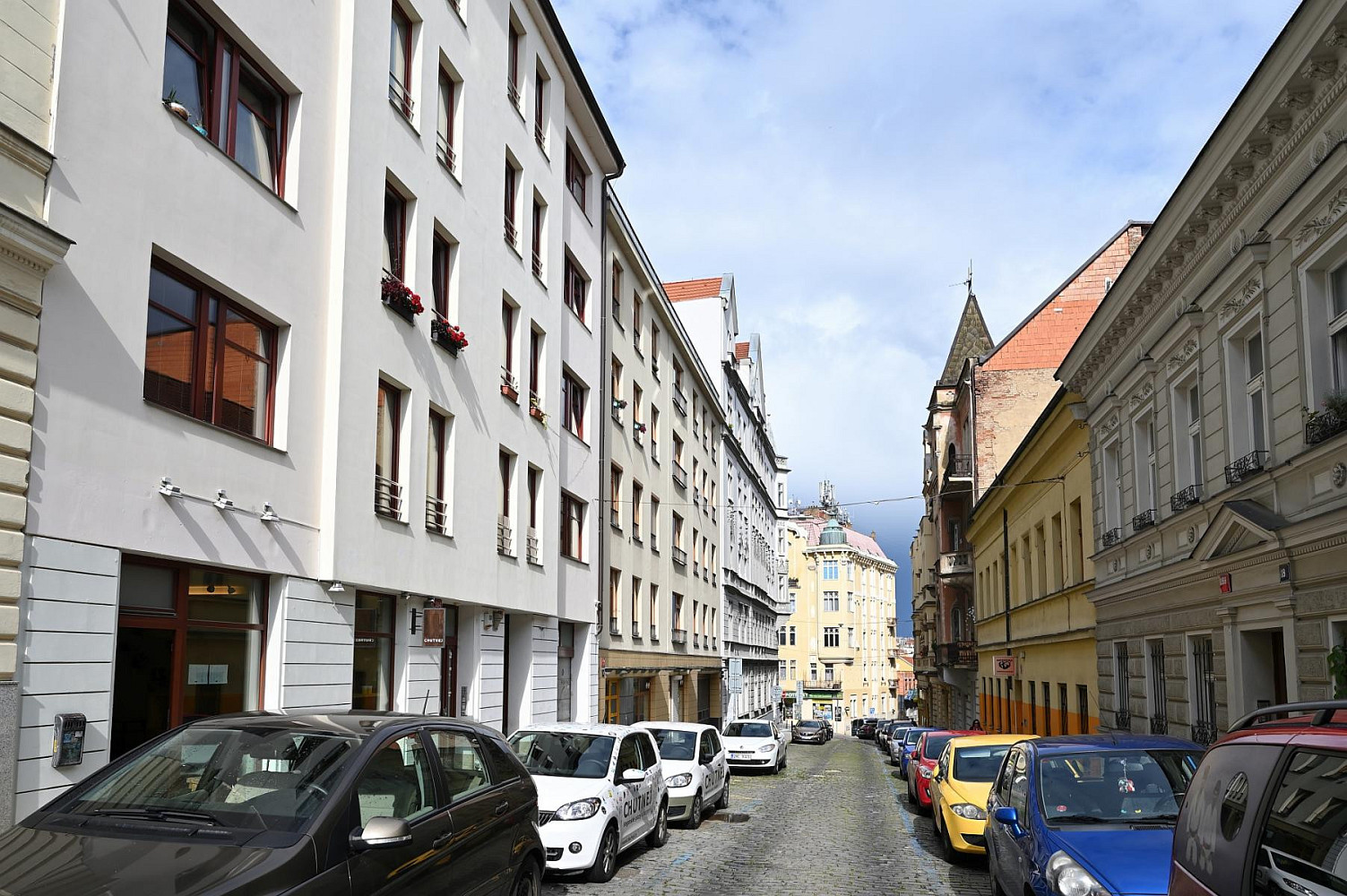 POUZE MOTORKY. Pronájem, parkovací stání na sklápěcím systému, Praha 10 Vinohrady – fotografie 3