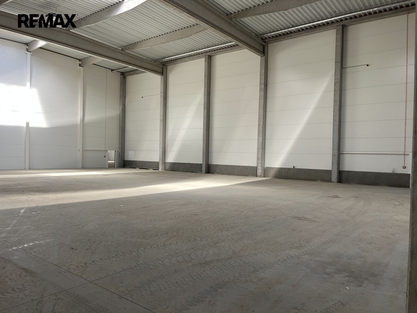Pronájem skladovacích prostor 1 999 m² – fotografie 5