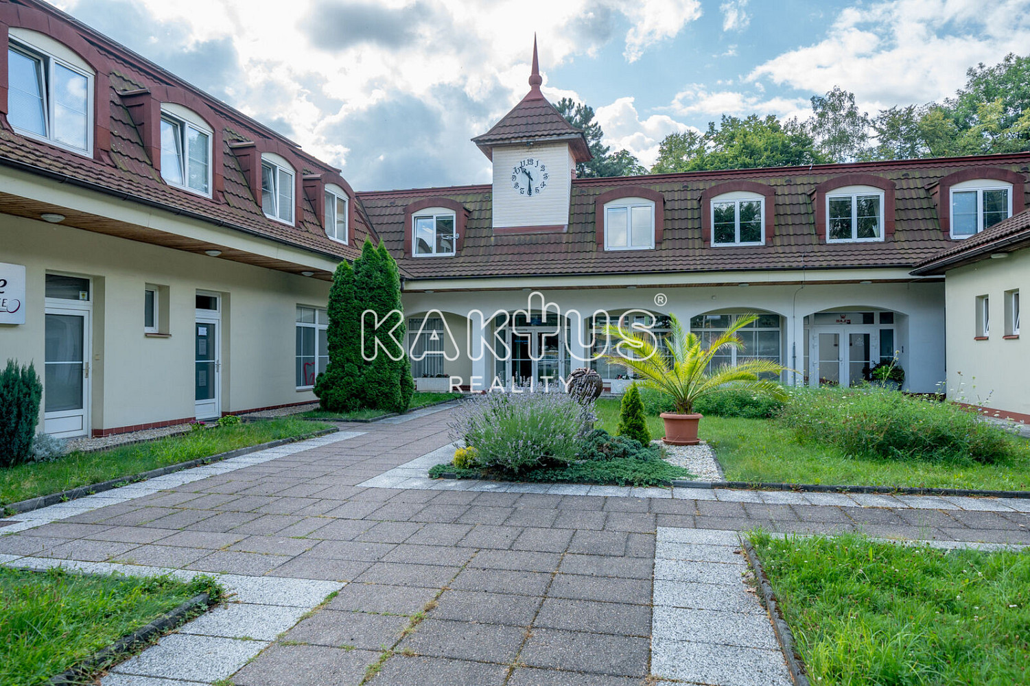 Pronájem kanceláře 377 m²