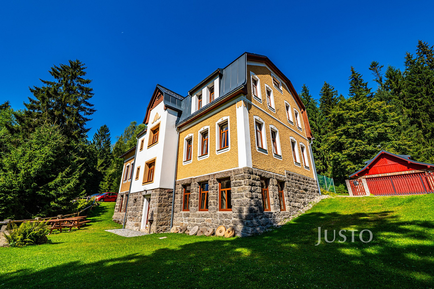 Prodej ubytovacího objektu 430 m² – fotografie 2