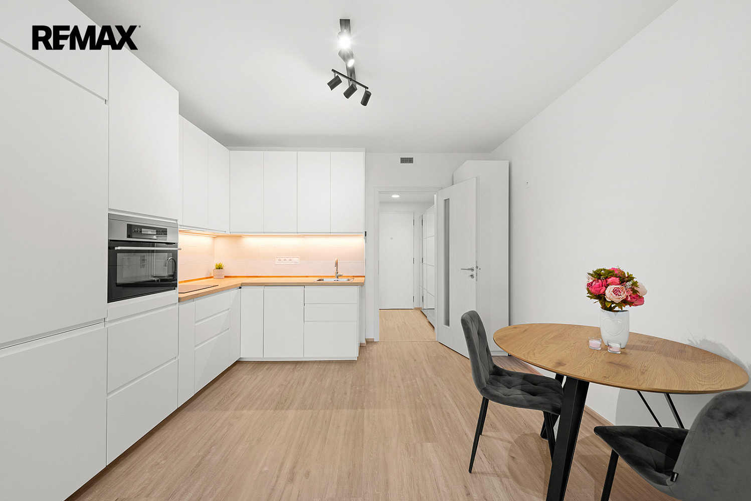 Pronájem bytu 1+kk 37 m² — photo 2